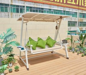 נדנדה תלת מושבית מאלומיניום דמוי עץ משלבת תאורה סולארית דגם מרוקו - צבע לבן נדנדה תלת מושבית מאלומיניום דמוי עץ משלבת תאורה סולארית דגם מרוקו - צבע לבן