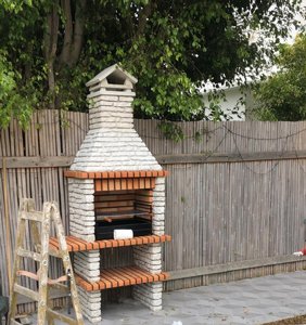 גריל אבן בנוי לגינה עשוי לבנים ובטון גריל אבן בנוי לגינה עשוי לבנים ובטון