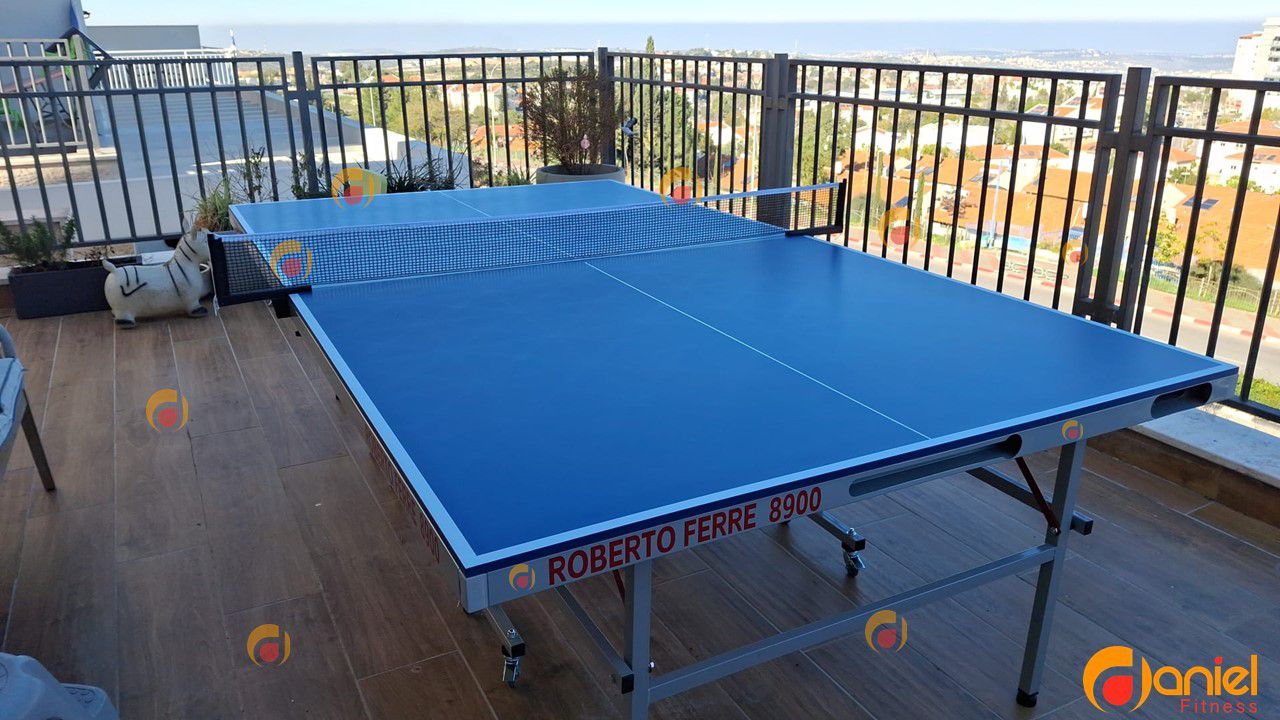 חבילת פרימיום - שולחן טניס חוץ Outdoor 8900 מבית ROBERTO FERRE - כולל כיסוי איכותי, 4 מחבטים מקצועיים ו-39 כדורים מתנה!